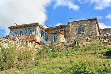 Xinaliq 'in uzak köyü Azerbaycan' ın Quba bölgesindeki Büyük Kafkaslar boyunca uzanan bir tepenin üzerinde yer almaktadır.                               