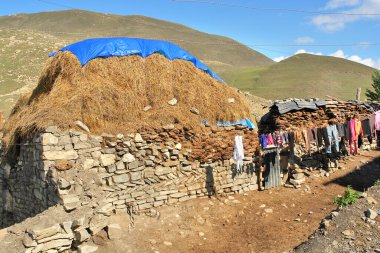   Uzak bir köy olan Xinaliq 'in yakıtı Azerbaycan' ın çatısında toplandı.                            
