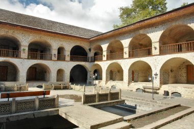   Sheki, Azerbaycan 'daki tarihi Caravanserai anıtı.                              