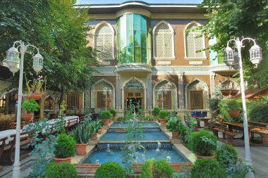 Shakikhanov 'un evi Azerbaycan' ın Sheki kentindeki Azerbaycan mimarisinin bir anıtı.