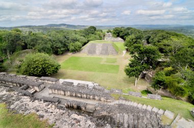 Xunantunich - Batı Belize 'deki antik Maya arkeolojik alanı El Castillo piramidi ile