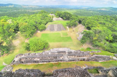 Xunantunich - Batı Belize 'deki antik Maya arkeolojik alanı El Castillo piramidi ile