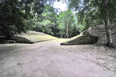 Xunantunich - Batı Belize 'deki antik Maya arkeolojik alanı El Castillo piramidi ile