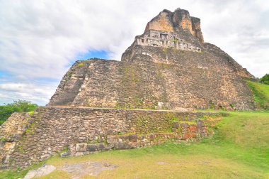 Xunantunich - Batı Belize 'deki antik Maya arkeolojik alanı El Castillo piramidi ile