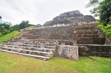 Xunantunich - Batı Belize 'deki antik Maya arkeolojik alanı El Castillo piramidi ile