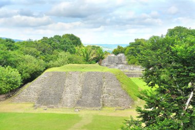 Xunantunich - Batı Belize 'deki antik Maya arkeolojik alanı El Castillo piramidi ile
