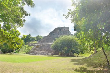   Xunantunich - Batı Belize 'deki antik Maya arkeolojik alanı El Castillo piramidi ile                             