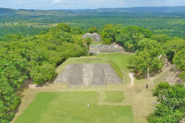   Xunantunich - Batı Belize 'deki antik Maya arkeolojik alanı El Castillo piramidi ile                             