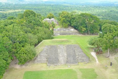   Xunantunich - Batı Belize 'deki antik Maya arkeolojik alanı El Castillo piramidi ile                             