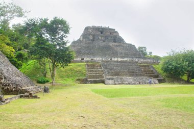   Xunantunich - Batı Belize 'deki antik Maya arkeolojik alanı El Castillo piramidi ile                             