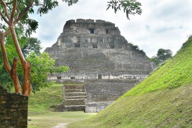   Xunantunich - Batı Belize 'deki antik Maya arkeolojik alanı El Castillo piramidi ile                             