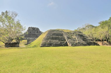  Xunantunich - Batı Belize 'deki antik Maya arkeolojik alanı El Castillo piramidi ile                             