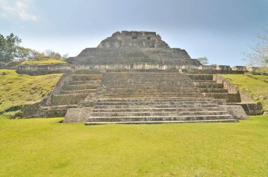   Xunantunich - Batı Belize 'deki antik Maya arkeolojik alanı El Castillo piramidi ile                             
