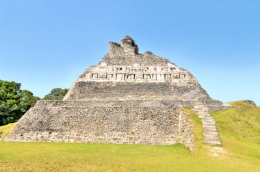   Xunantunich - Batı Belize 'deki antik Maya arkeolojik alanı El Castillo piramidi ile                             