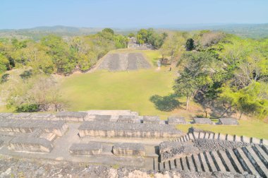   Xunantunich - Batı Belize 'deki antik Maya arkeolojik alanı El Castillo piramidi ile                             