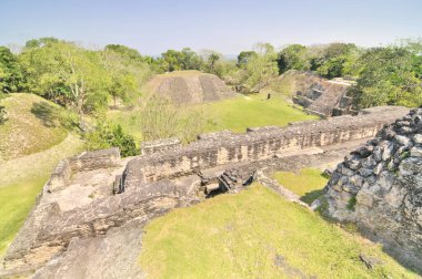   Xunantunich - Batı Belize 'deki antik Maya arkeolojik alanı El Castillo piramidi ile                             