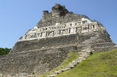   Xunantunich - Batı Belize 'deki antik Maya arkeolojik alanı El Castillo piramidi ile                             
