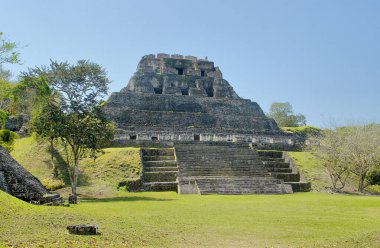   Xunantunich - Batı Belize 'deki antik Maya arkeolojik alanı El Castillo piramidi ile                             