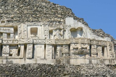   Xunantunich - Batı Belize 'deki antik Maya arkeolojik alanı El Castillo piramidi ile                             