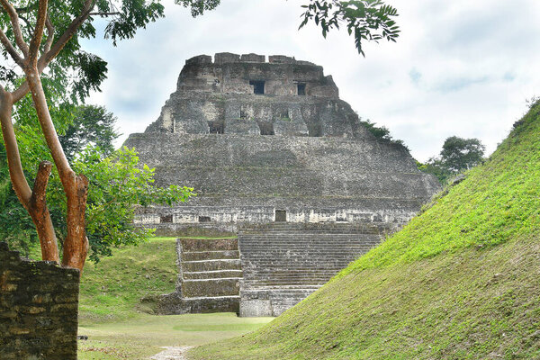   Xunantunich - Древний археологический памятник майя в западной части Белиза с пирамидой Эль Кастильо                             