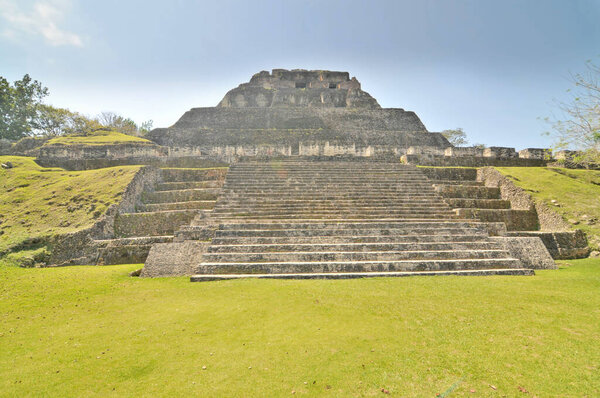   Xunantunich - Древний археологический памятник майя в западной части Белиза с пирамидой Эль Кастильо                             