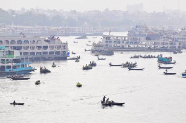 Bangladeş 'in başkenti Dhaka' dan akan Buriganga Nehri.