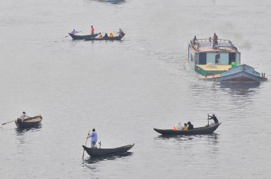 Bangladeş 'in başkenti Dhaka' dan akan Buriganga Nehri.