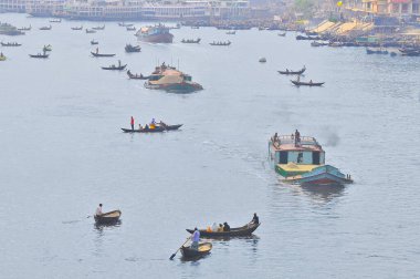 Bangladeş 'in başkenti Dhaka' dan akan Buriganga Nehri.