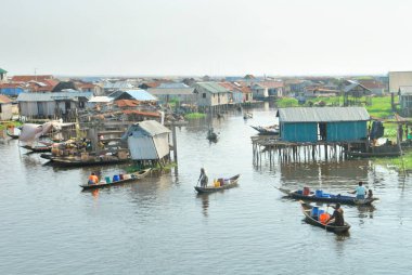      Cotonou, Benin yakınlarındaki Nokou Gölü 'nde tekne ve liman.                          