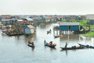      Cotonou, Benin yakınlarındaki Nokou Gölü 'nde tekne ve liman.                          