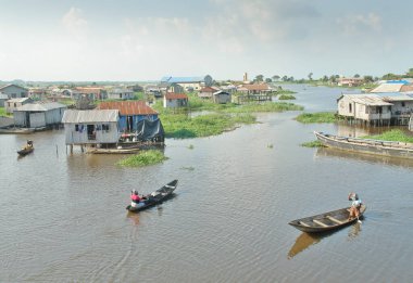      Cotonou, Benin yakınlarındaki Nokou Gölü 'nde tekne ve liman.                          