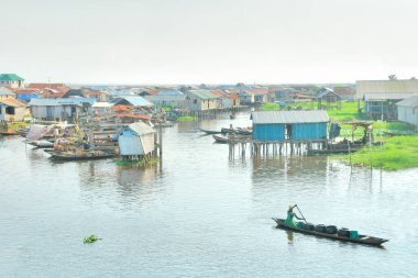      Cotonou, Benin yakınlarındaki Nokou Gölü 'nde tekne ve liman.                          