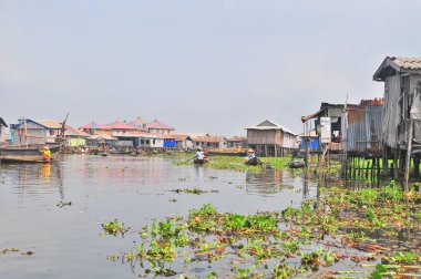 Cotonou, Benin yakınlarındaki Nokou Gölü 'nde tekne ve liman.
