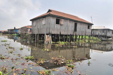 Cotonou, Benin yakınlarındaki Nokou Gölü 'nde tekne ve liman.