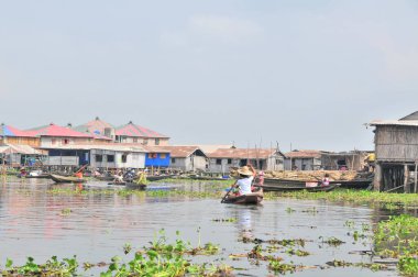 Cotonou, Benin yakınlarındaki Nokou Gölü 'nde tekne ve liman.