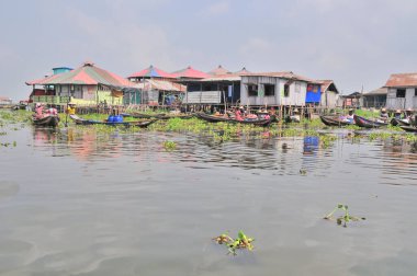 Cotonou, Benin yakınlarındaki Nokou Gölü 'nde tekne ve liman.