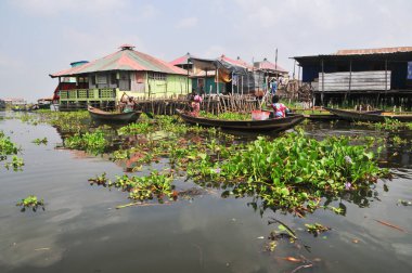 Cotonou, Benin yakınlarındaki Nokou Gölü 'nde tekne ve liman.