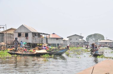 Cotonou, Benin yakınlarındaki Nokou Gölü 'nde tekne ve liman.