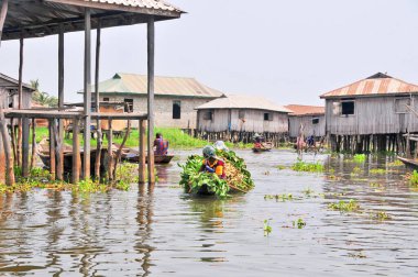 Cotonou, Benin yakınlarındaki Nokou Gölü 'nde tekne ve liman.