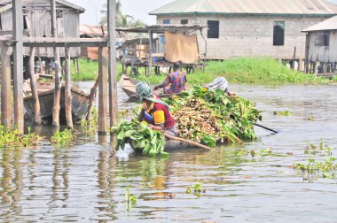 Cotonou, Benin yakınlarındaki Nokou Gölü 'nde tekne ve liman.