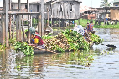 Cotonou, Benin yakınlarındaki Nokou Gölü 'nde tekne ve liman.