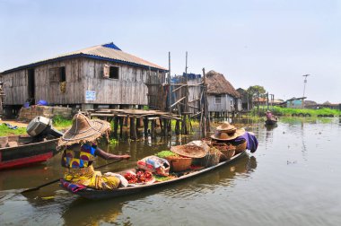 Cotonou, Benin yakınlarındaki Nokou Gölü 'nde tekne ve liman.