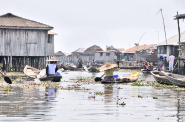 Cotonou, Benin yakınlarındaki Nokou Gölü 'nde tekne ve liman.