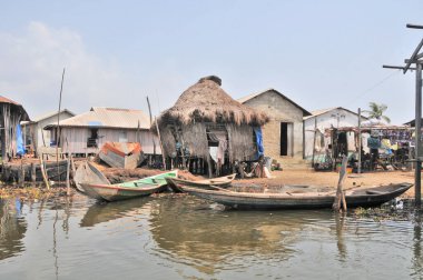 Cotonou, Benin yakınlarındaki Nokou Gölü 'nde tekne ve liman.