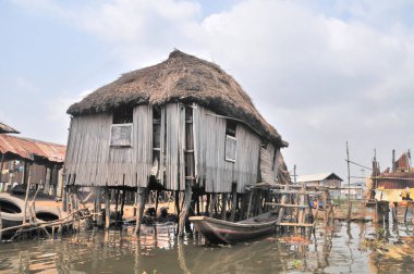 Cotonou, Benin yakınlarındaki Nokou Gölü 'nde tekne ve liman.