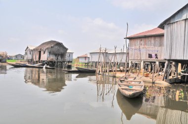 Cotonou, Benin yakınlarındaki Nokou Gölü 'nde tekne ve liman.