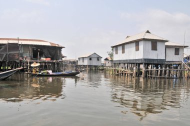 Cotonou, Benin yakınlarındaki Nokou Gölü 'nde tekne ve liman.