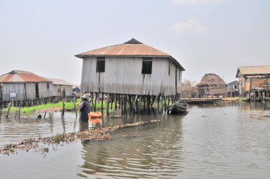 Cotonou, Benin yakınlarındaki Nokou Gölü 'nde tekne ve liman.