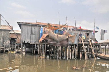 Cotonou, Benin yakınlarındaki Nokou Gölü 'nde tekne ve liman.