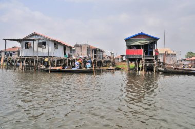 Cotonou, Benin yakınlarındaki Nokou Gölü 'nde tekne ve liman.